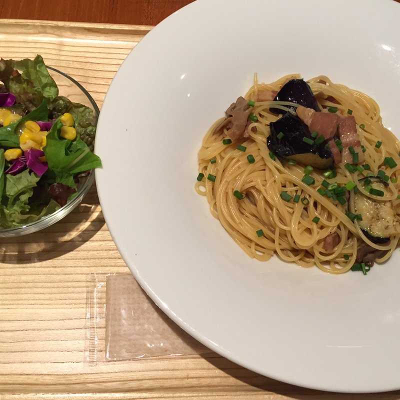 秋茄子とベーコンとキノコの和風パスタ(カフェ パーク)