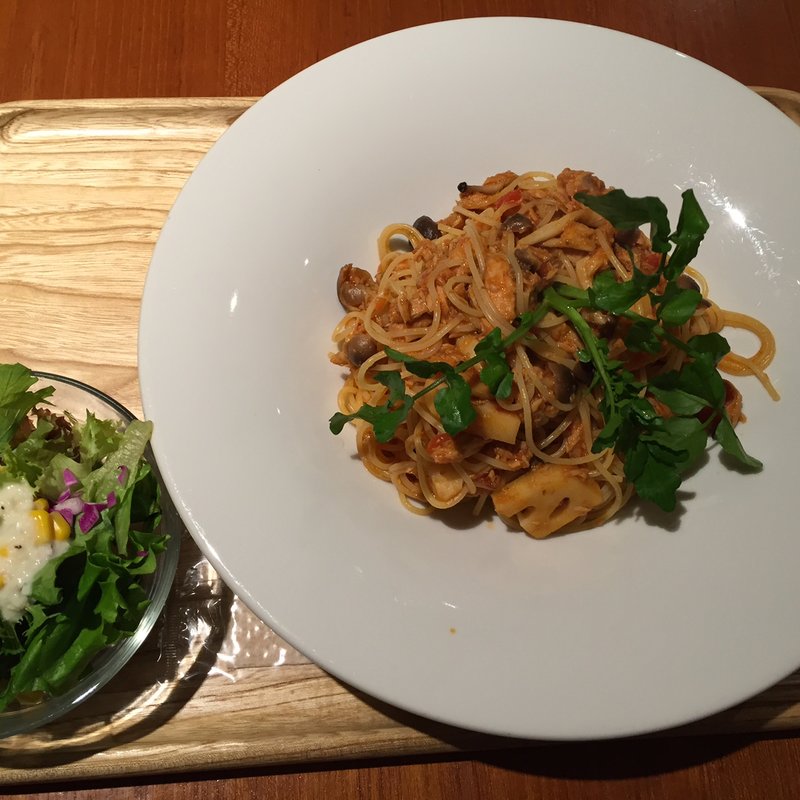 ポリポリ蓮根とツナのケッパートマトソースパスタ(カフェ パーク)