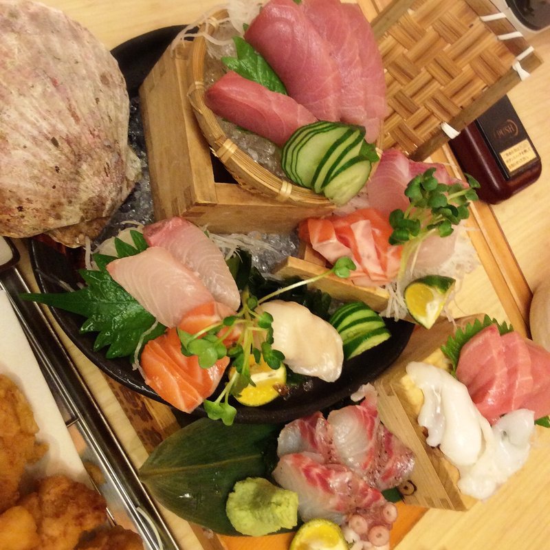 箱盛り鮮魚刺し(いぶし銀次郎　西原本舗)