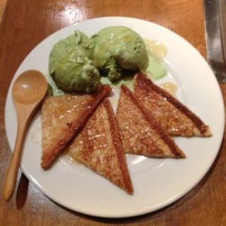 Honey toast with green tea ice cream(Yaki Yaki Miwa)