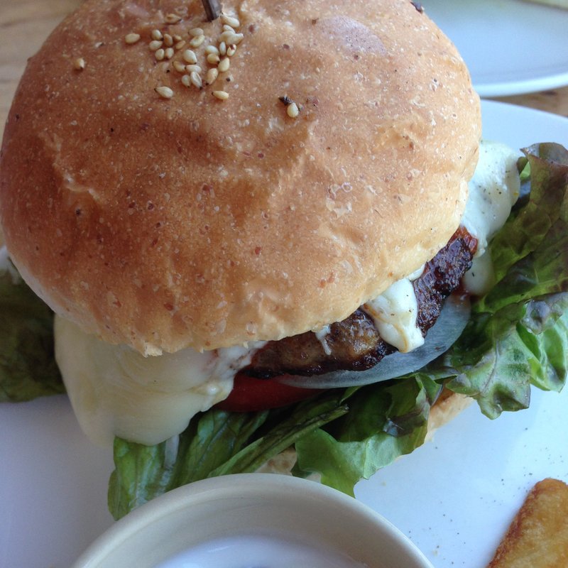 モッツァレラチーズバーガー(エヌオーエヌ ファニチャー＆カフェ （NON FURNITURE＆CAFE）)