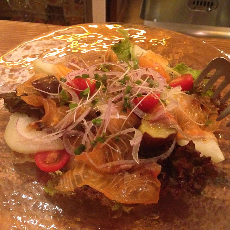 スモークサーモンのサラダ(ファミリア （famiglia）)