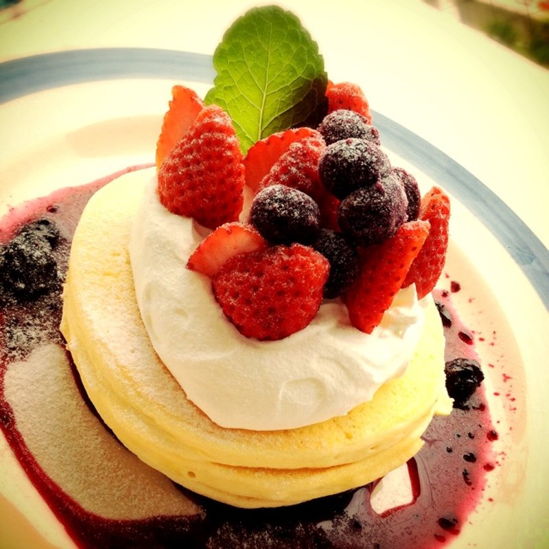 いちごとベリーのパンケーキ(Zooton's shuri)