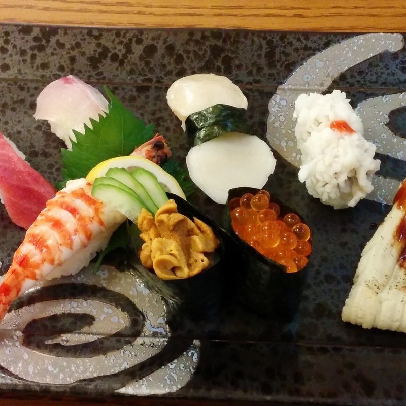 上にぎり盛り合わせ(活魚料理 魚榮 （かつぎょりょうり さかえ）)