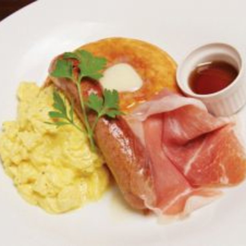 土日祝のランチタイム限定！】ソーセージとスクランブルエッグのフレンチトースト(Dexee Diner)