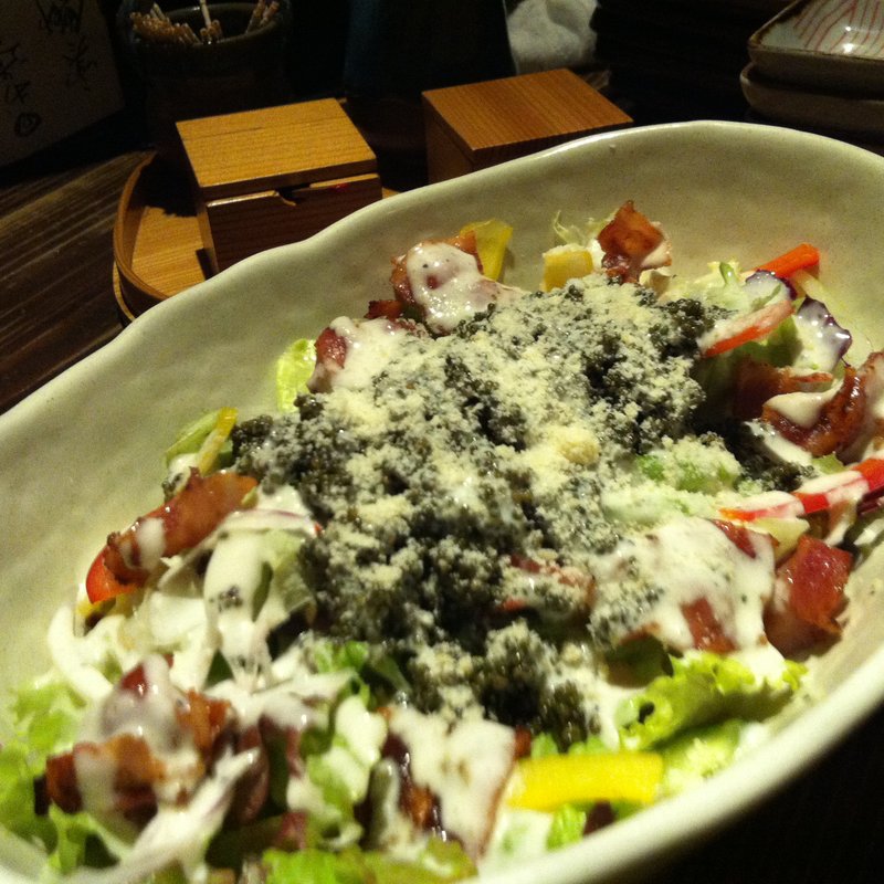 秋田名物とんぶりとカリカリベーコンのシーザーサラダ(なまはげ 銀座店)