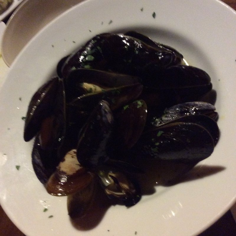 ムール貝の白ワイン蒸し“ガチ盛り！"(ワイン食堂　トランク　イタリアゴハン 久茂地店 （【旧店名】トランク カフェダイニング）)