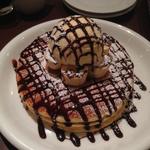 バナナパンケーキwithバニラアイスwithソース(カフェ アクイーユ 恵比寿)