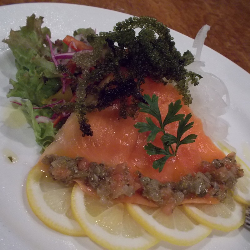 スモークサーモンとオニオンスライス　ケッパー風味(本格炭火焼きステーキハウス ホープ)