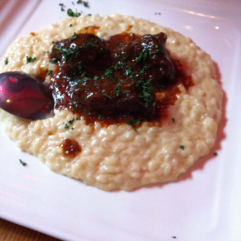 牛ほほ肉赤ワイン煮込みをのせたパルメジャーノチーズリゾット(fino)