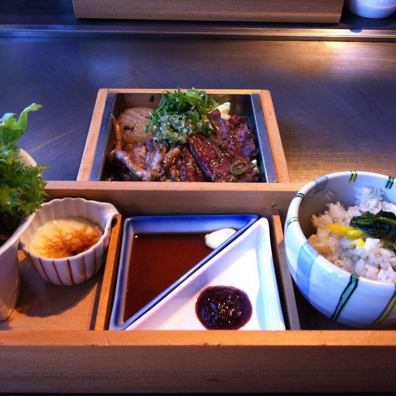 特上ハラミと鶏せせりの鉄板焼 新鮮野菜セット(神戸六甲道ぎゅんた JPタワーKITTE店)