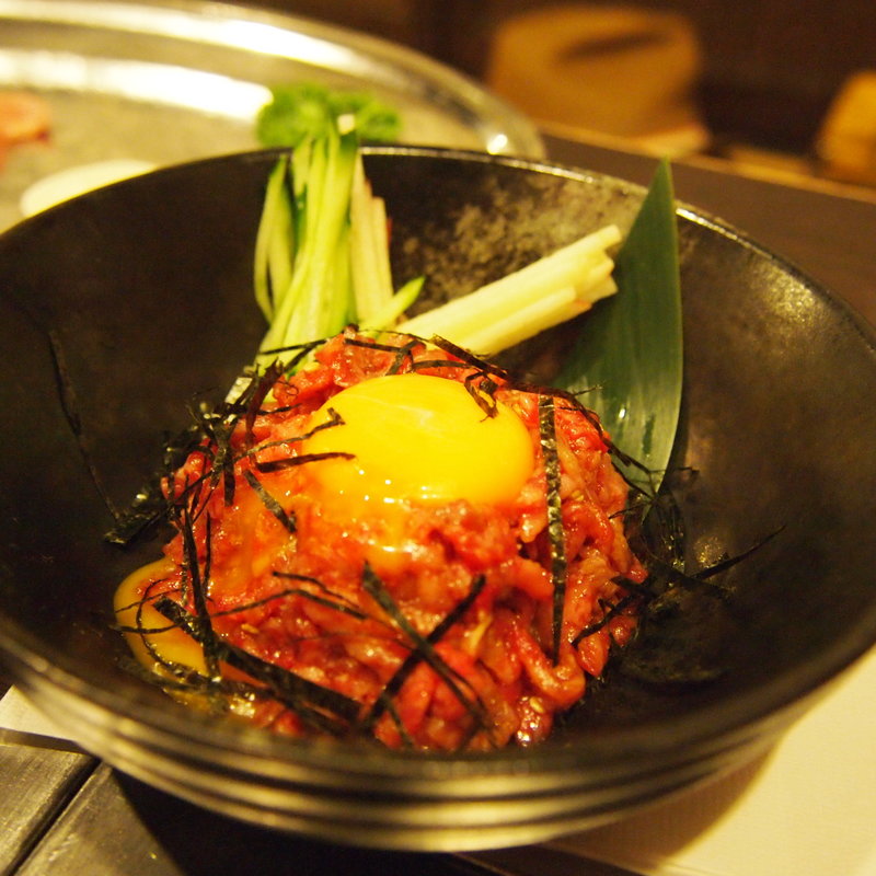 牛ユッケ(肉バル 京城 恵比寿店)