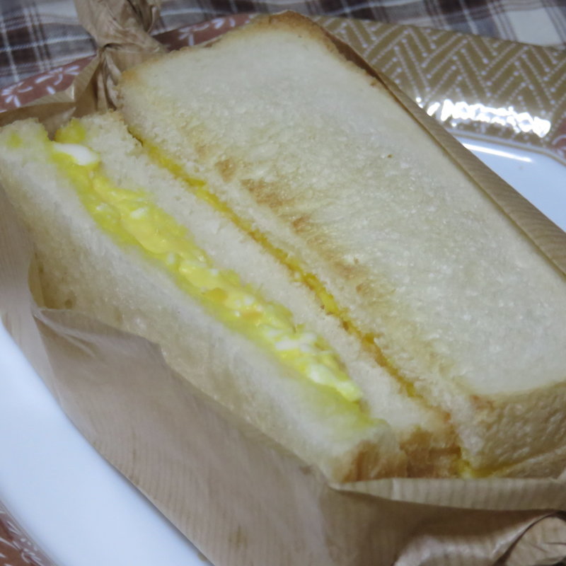 溢れだすたまごのクラブサンド(ムッシュ ド ムスタッシュ )