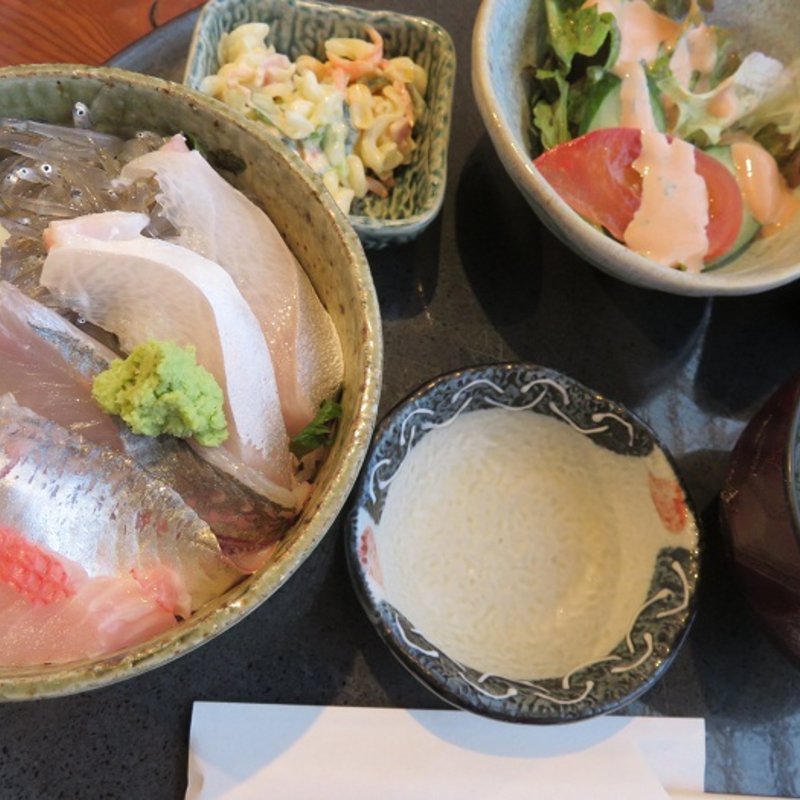 生しらす海鮮丼(もえり)