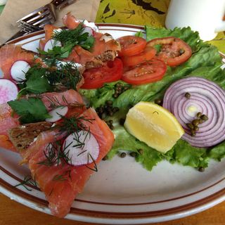 Smoked salmon toast points(THE GREY DOG)