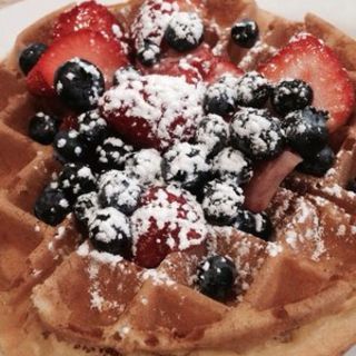 Waffle with fresh fruits(Brownstone Diner )