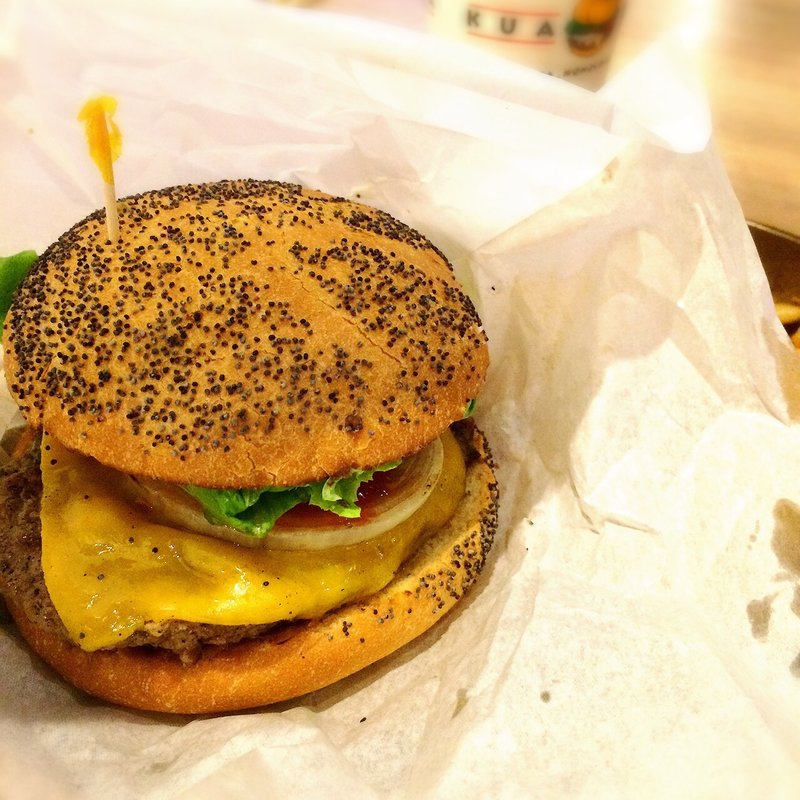 チーズバーガー(KUA`AINA 横浜赤レンガ店)