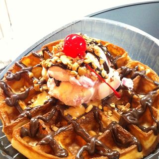 Peanutty Chocolate Waffle with Ice Cream(Leomag Waffle)