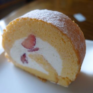 苺のロールケーキ(パティスリーミワ／PATESSERE MIWA)