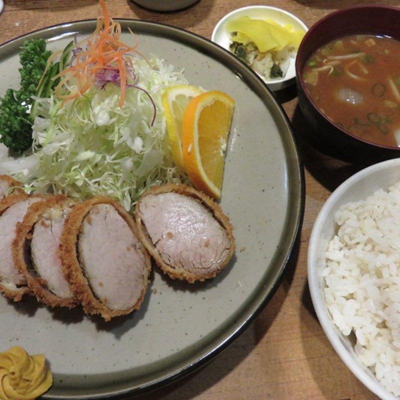 ひれかつ定食(珍豚美人 （ちんとんしゃん）)