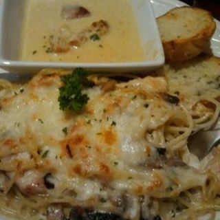 Baked chicken and mushroom spaghettini(Anytime Cafe)