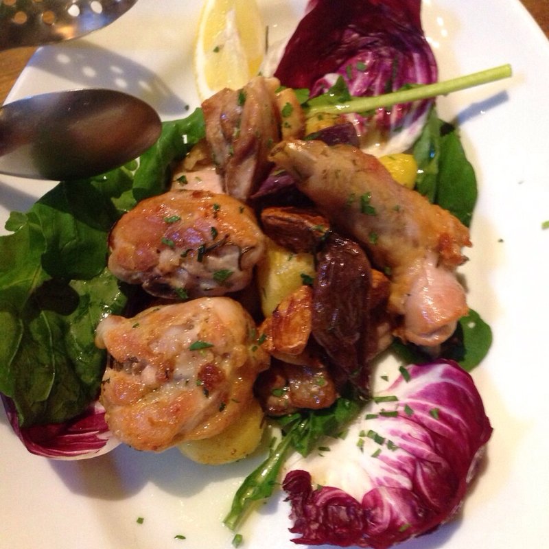 骨付き鳥モモ肉のロースト(Trattoria Cacciucco)