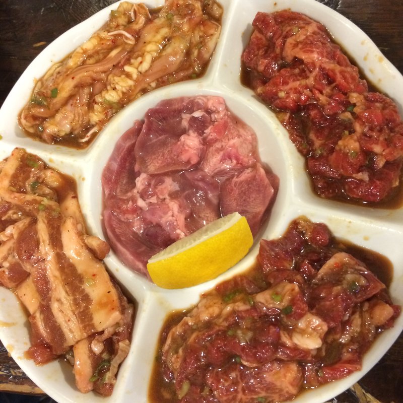 盛り合わせ（豚タン、豚カルビ、鶏カルビ、牛カルビ、しろ）(スタミナホルモン食堂　食楽 いわき駅前店 )