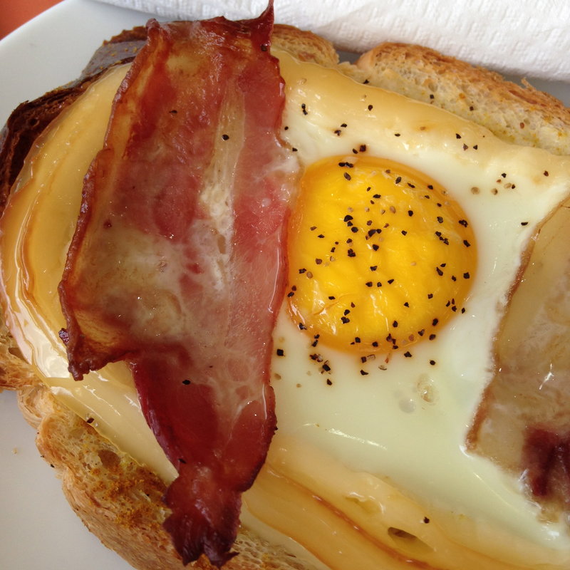 ベーコンエッグトースト(komugi)