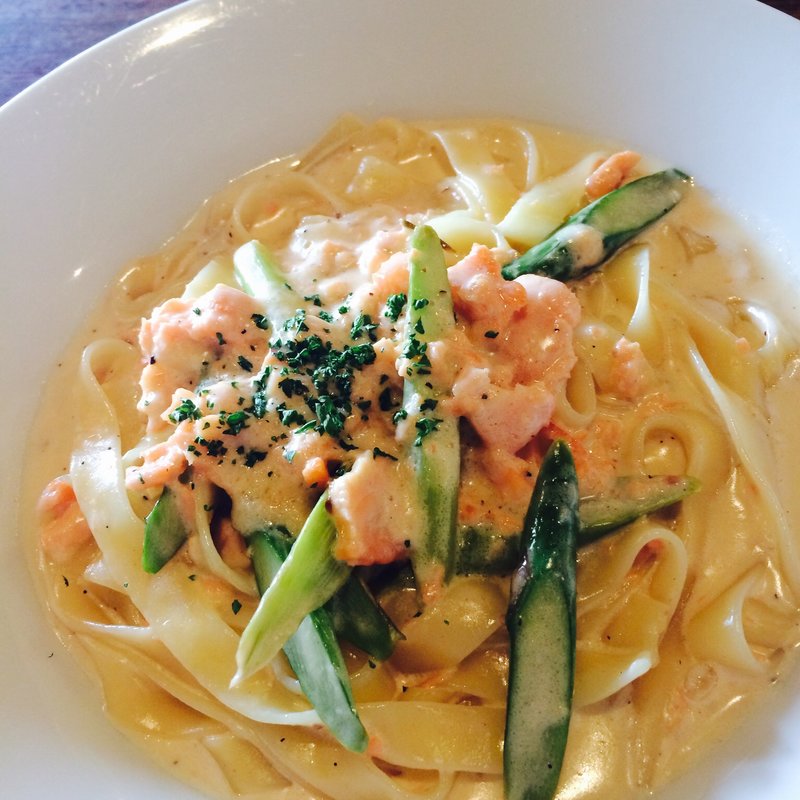 サーモンとアスパラのクリームパスタ(Trattoria Avantio)