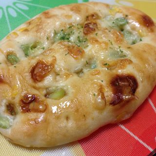 枝豆とコーンのピザ(かたぎはらのパン屋さん )