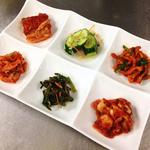 キムチの盛り合わせ(かしわだいにんぐ )