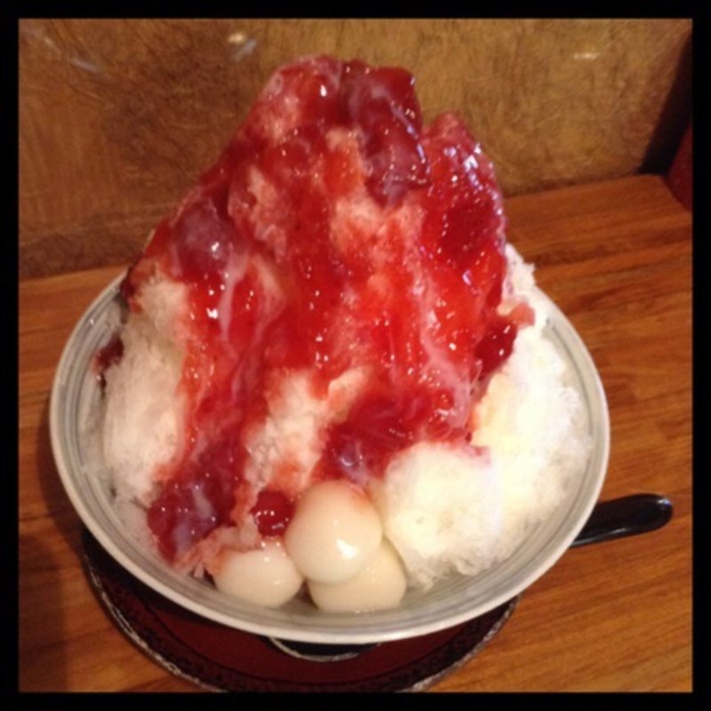 ミルク氷＋いちごソース（練乳ソースがけ）(八女茶販売・喫茶　伽藍堂（からんどう）)