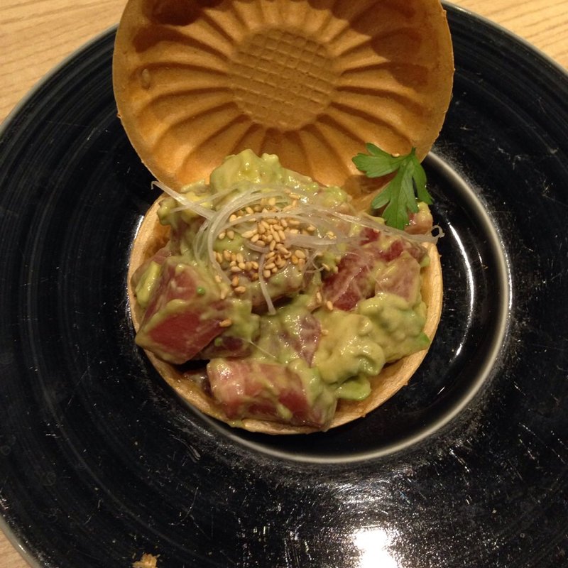 近大マグロとアボカドのタルタル最中(近畿大学水産研究所 グランフロント大阪店)