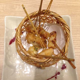 平目とすさみ豚で巻く野菜の天串五種盛り(近畿大学水産研究所 )