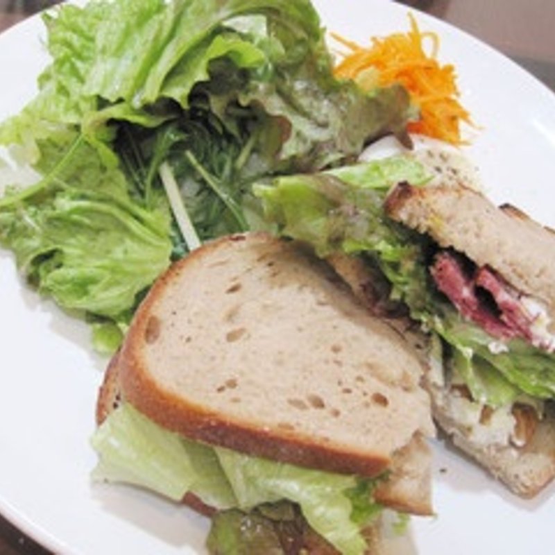 パストラミビーフとくるみのサンドイッチ(cafe marble仏光寺店 （カフェマーブル）)