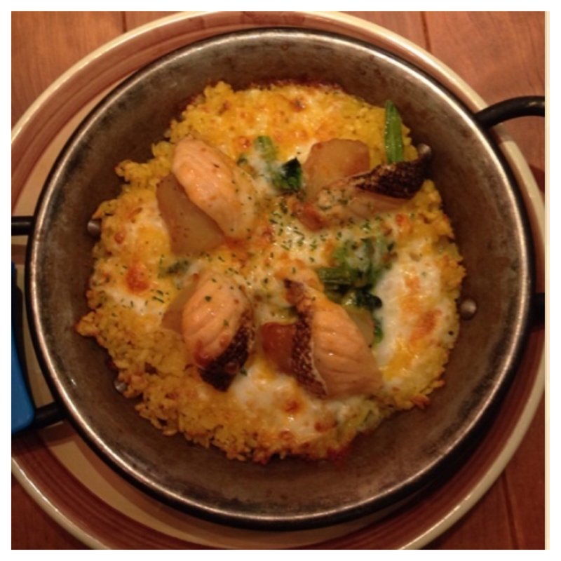 トロサーモンとほくほくポテトのトリプルチーズパエリア(パエリアン・ピーシーズ)