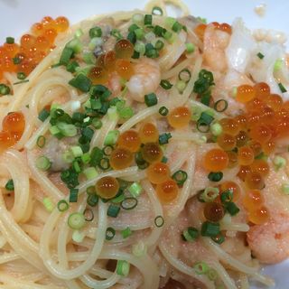 たっぷり博多「ふくや」明太子と魚介のスパゲッティ　イクラを添えて(PIZZERIA 1830)