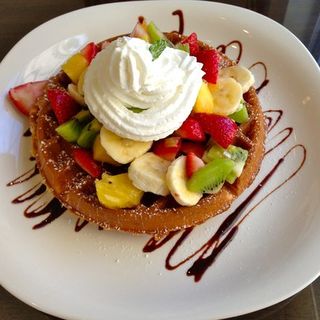 Waffle with mixed fruit(Tilia Aloha Cafe)