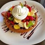 Waffle with mixed fruit(Tilia Aloha Cafe)