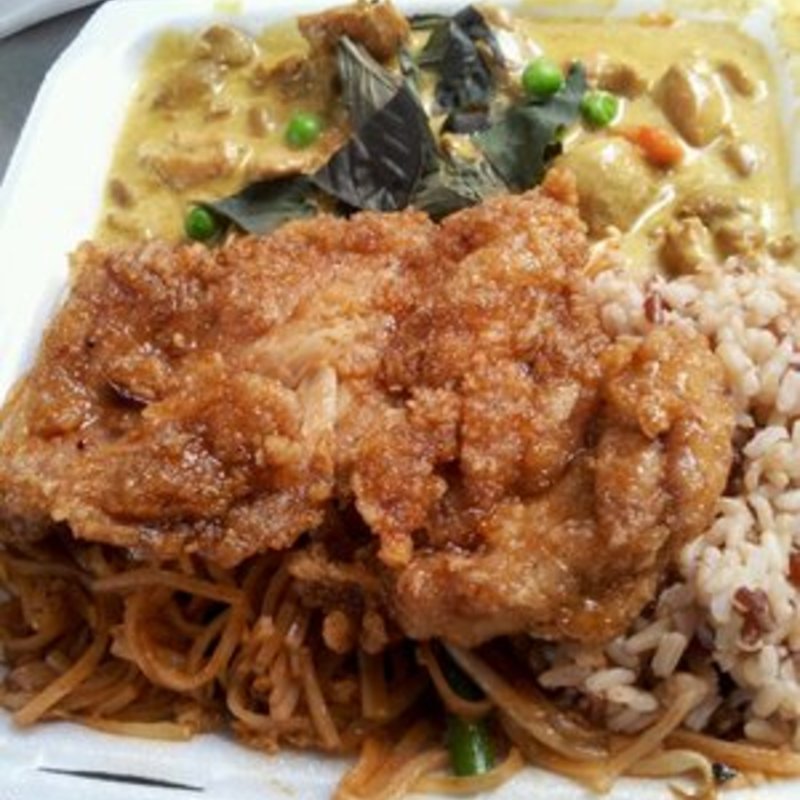 Garlic chicken and panang curry(Fort Street Cafe)