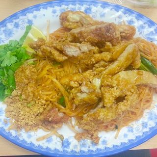 Pad Thai with Garlic Chicken (Fort Street Cafe)