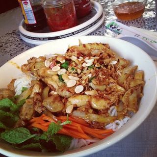 Lemmon glass chicken(Ngon Vietnamese Cuisine)