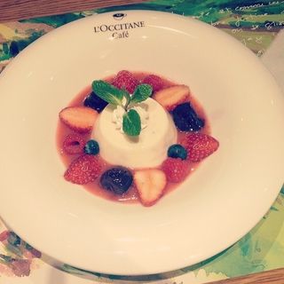 苺と桜のパンナコッタ(ロクシタンカフェ 新宿店 （Cafe dOlivier）)