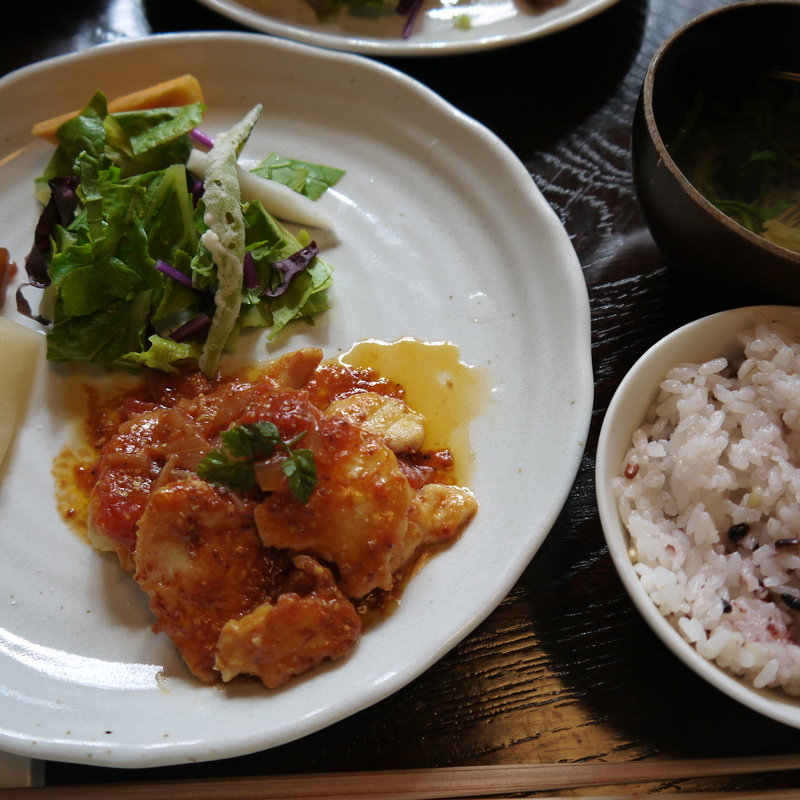 奈良ごはん　チキンのムニエル　トマトとマスタードのソース(にこすたいる)