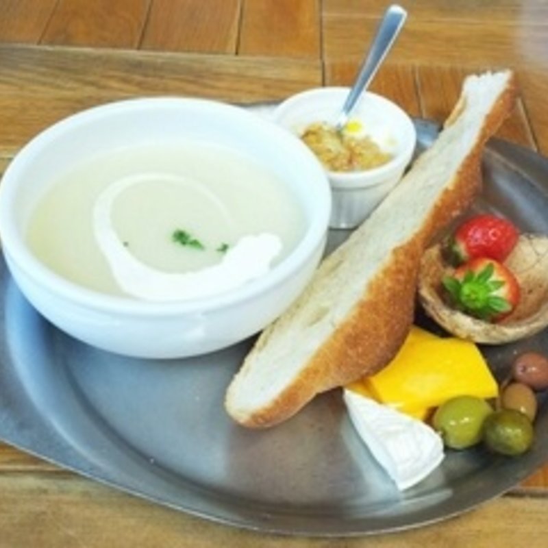 たっぷりスープとパン(かもがわカフェ )