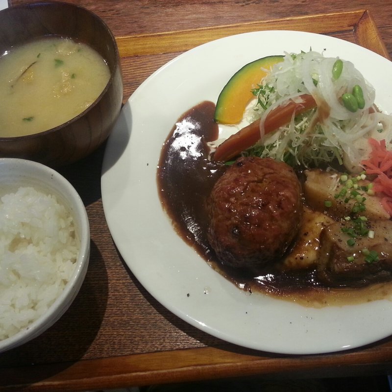 ハンバーグ&豚の角煮定食(いっかく食堂)