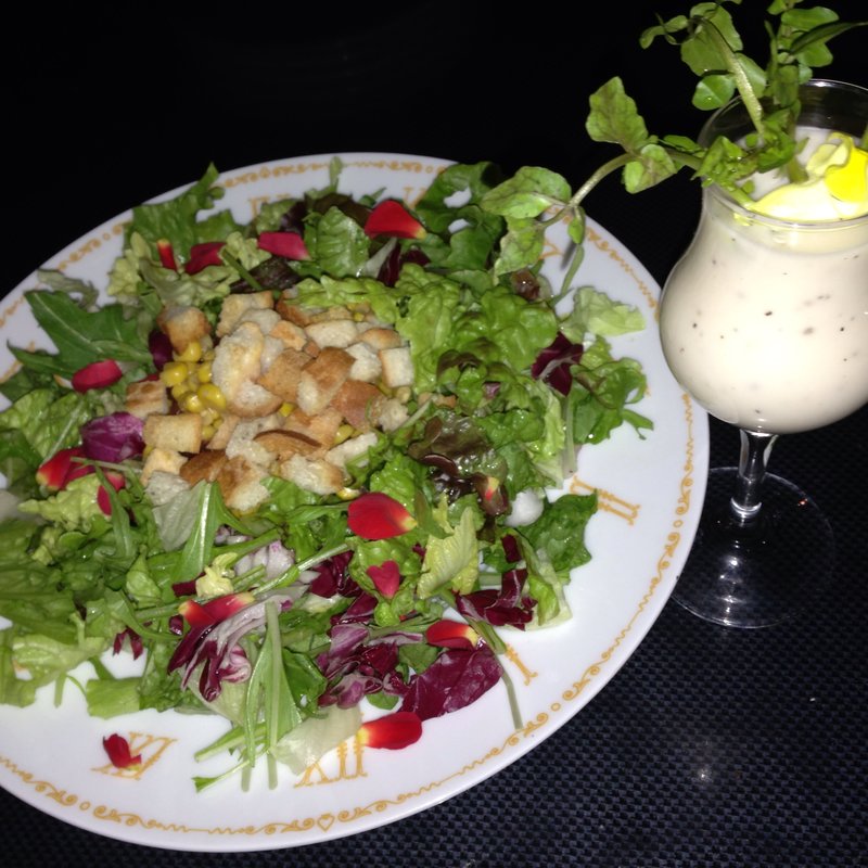 ティータイムを知らせるマッドハッターの手作りシーザーサラダ(迷宮の国のアリス )