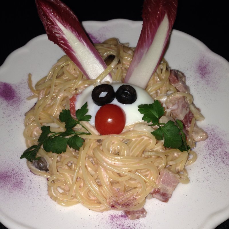 白うさぎに見立てた半熟卵と明太子のウサボナーラ❤(迷宮の国のアリス )