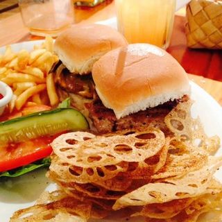 burger with daikon chips (The Pineapple Room by Alan Wong)