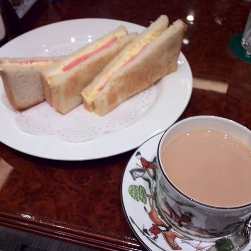 クラシックショコラと、 ウィンドオブハリスのミルクティー(Cafe The Plant Room（カフェ ザ プラント ルーム）)